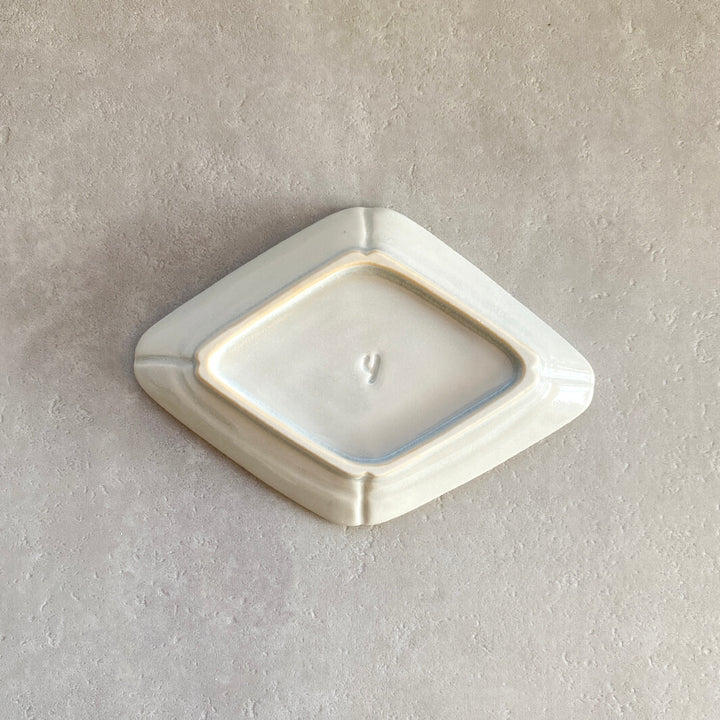 ひし形小皿｜猫とサンバソウ