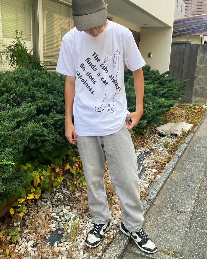 「The sun always finds a cat. So does happiness. 」T-shirts｜White