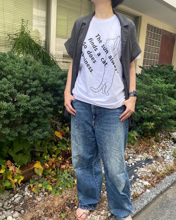 「The sun always finds a cat. So does happiness. 」T-shirts｜White