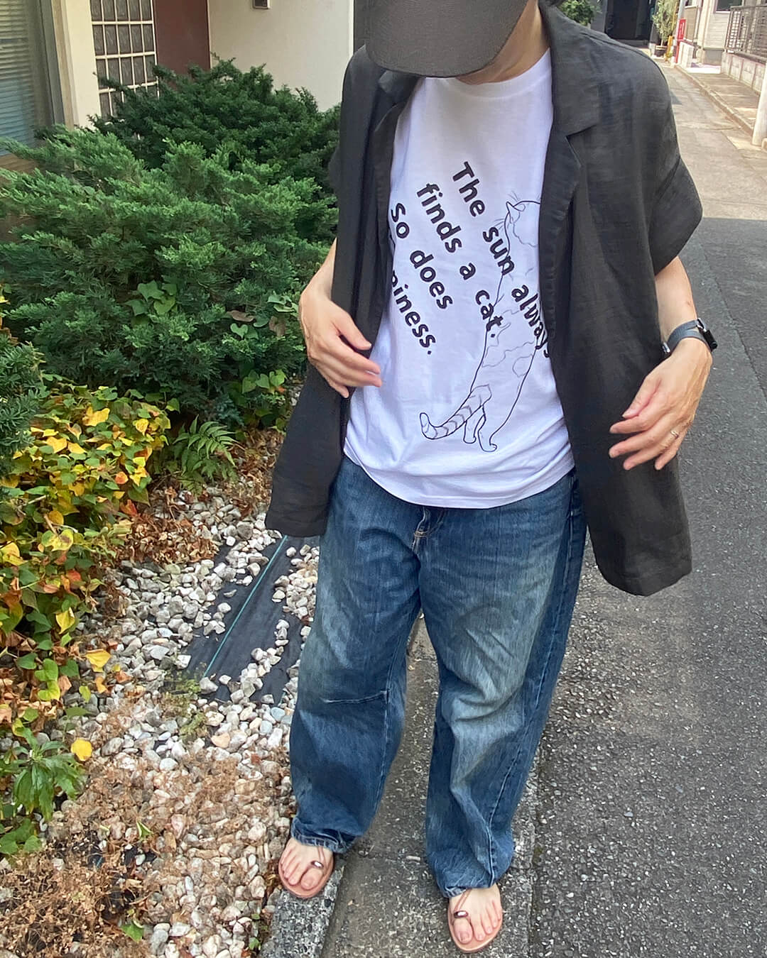 「The sun always finds a cat. So does happiness. 」T-shirts｜White
