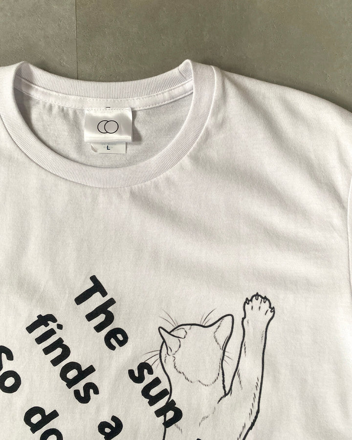 「The sun always finds a cat. So does happiness. 」T-shirts｜White