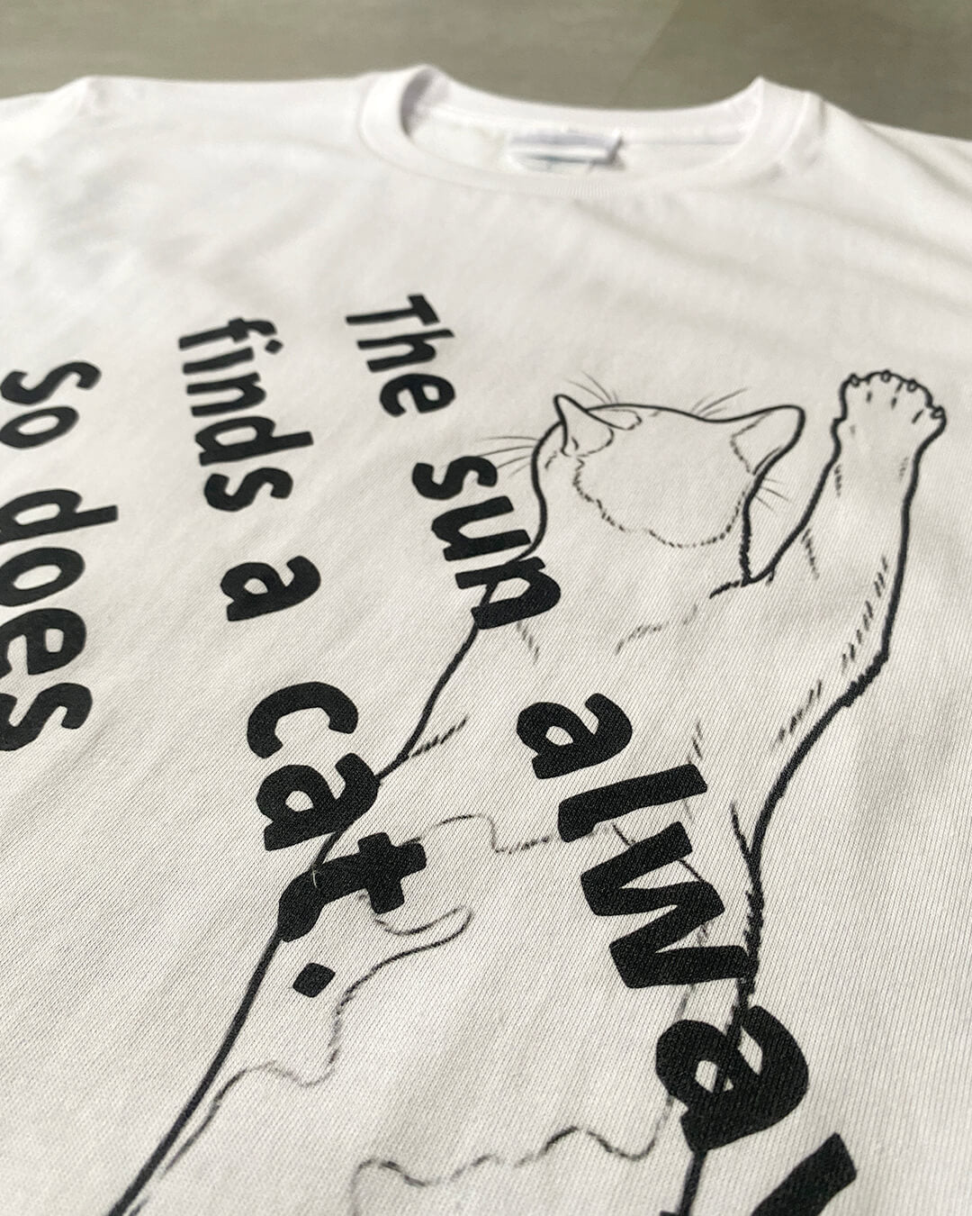 「The sun always finds a cat. So does happiness. 」T-shirts｜White