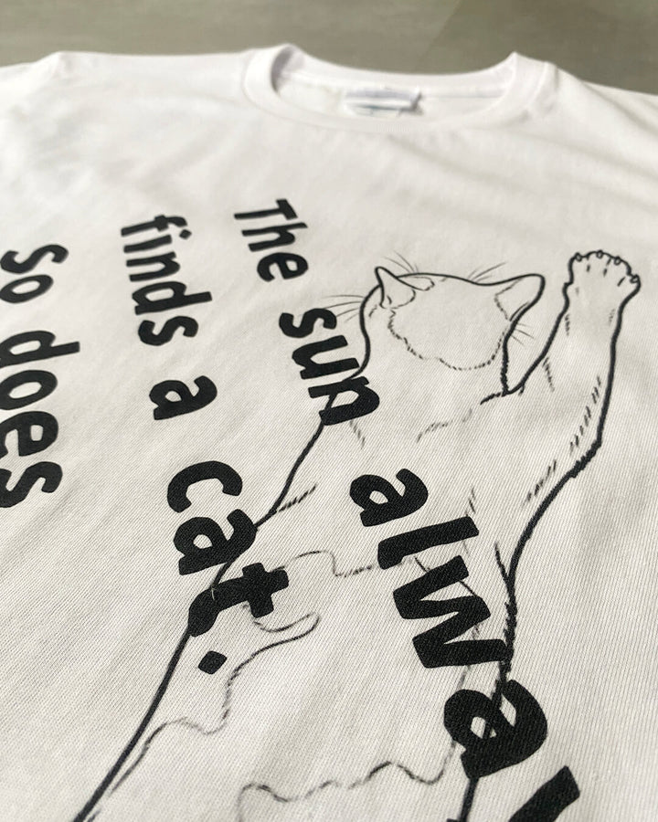 「The sun always finds a cat. So does happiness. 」T-shirts｜White
