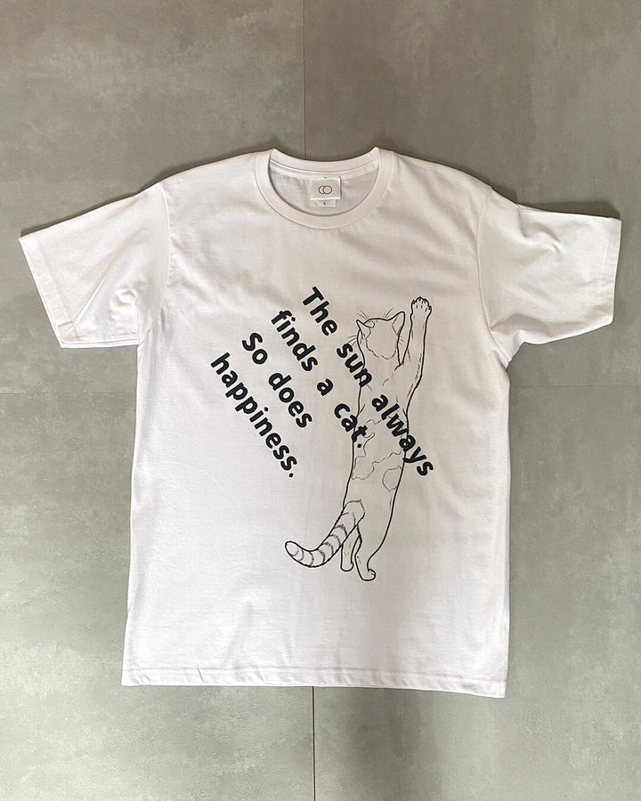 「The sun always finds a cat. So does happiness. 」T-shirts｜White
